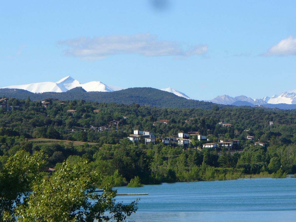 Vista aérea adosados Mirador de Barasona con el lago al fondo