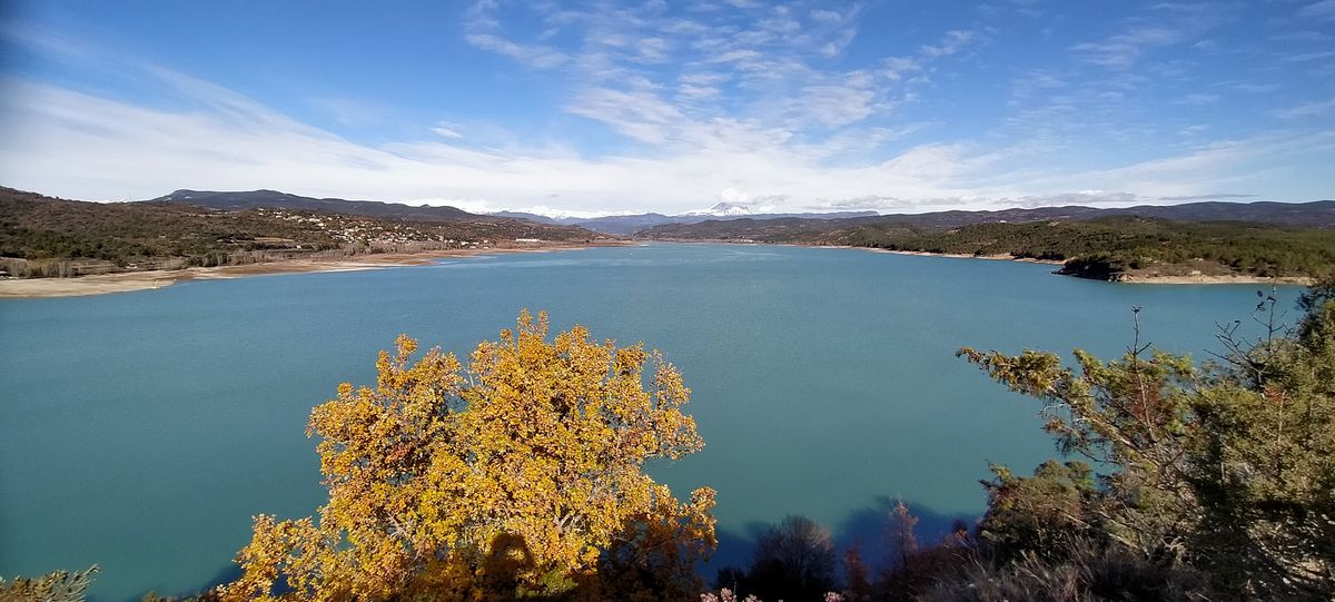 Vista panorámica del Lago Barasona en otoño